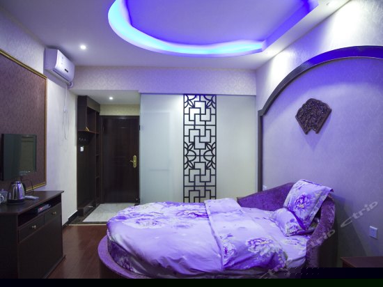 江景蜜月圆床房