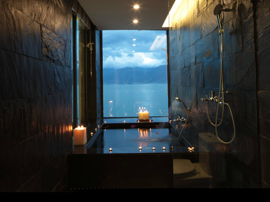 至尊蜜月海景大床房