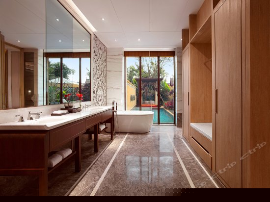 两房泳池别墅套房