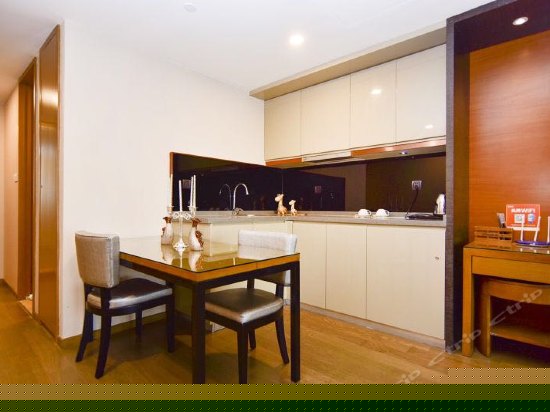 城景温馨大床房