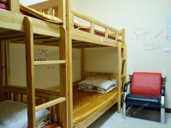 男生六人床位间