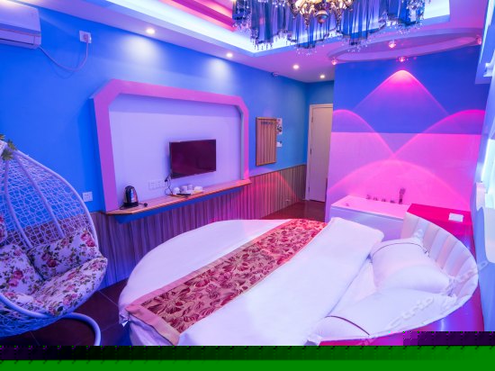 情侣浴缸圆床房