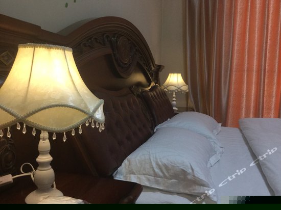 豪华情侣大床房