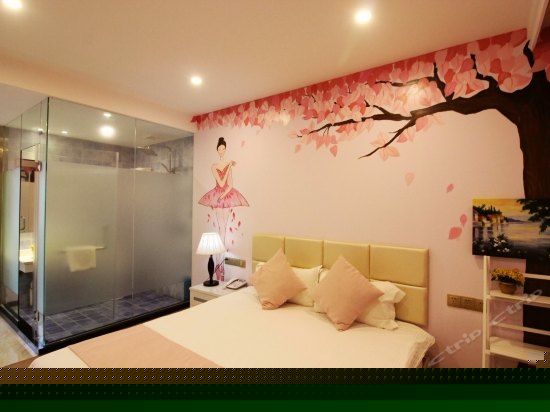 浪漫主题大床房