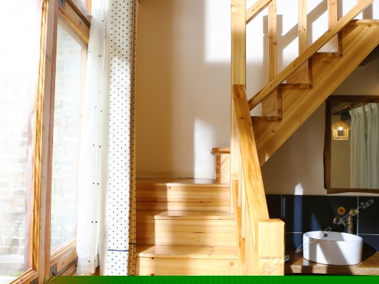 独户错层大床房