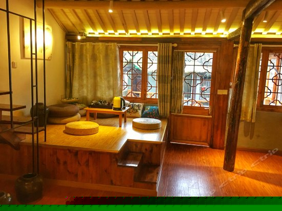 阳台复式家庭房