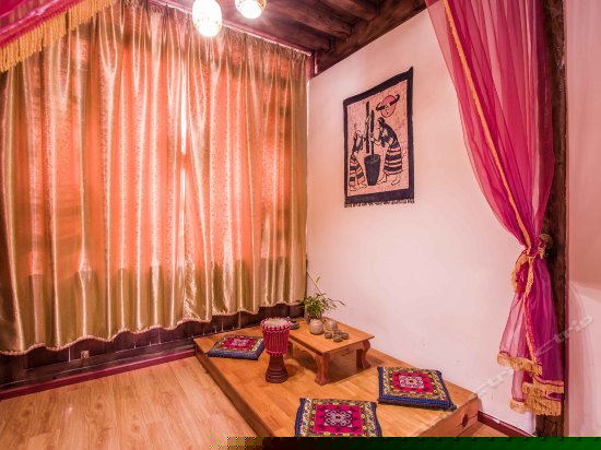 一楼阳光飘窗大床房