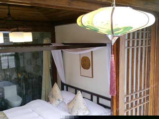 亲水河景大床房