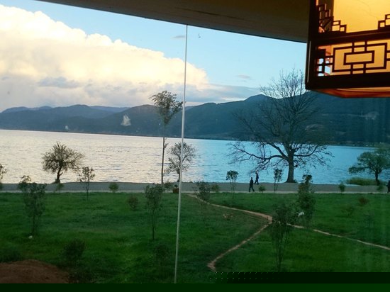 二楼湖景蜜月房