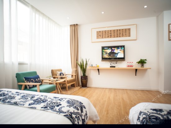 钱塘湖春行温馨家庭房