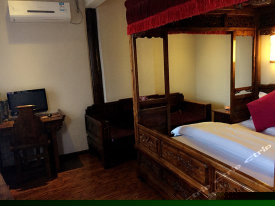 豪华雕花大床房