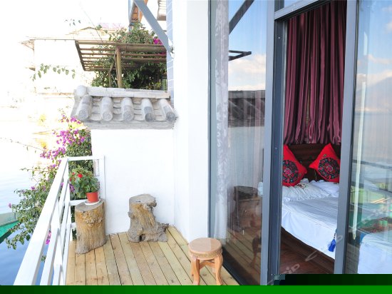 一楼两面临海带阳台海景大床间