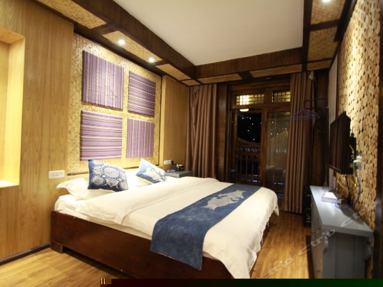 2楼豪华独立观景阳台大床房