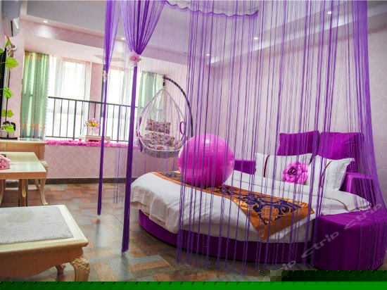 温馨情侣圆床房