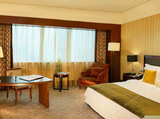 豪华湖景大床房