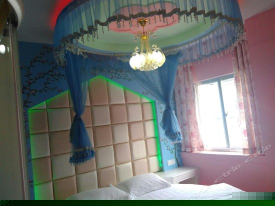 时尚蜜月圆床房