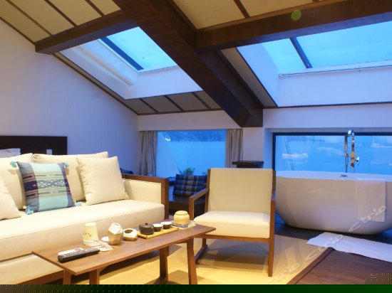 至尊蜜月海景大床房