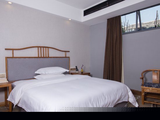 月上梅梢大床房