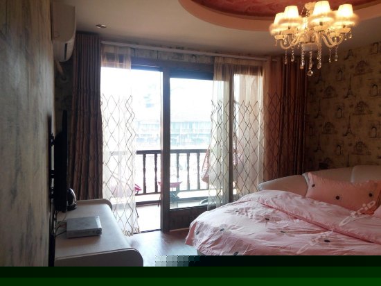 江景阳台圆床房