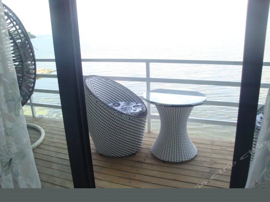 二楼两面临海带阳台海景大床间