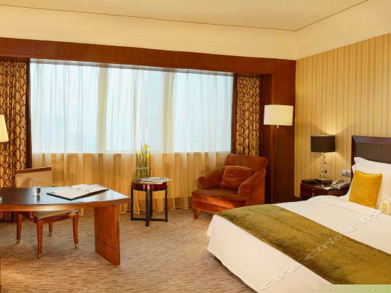 高级湖景大床房