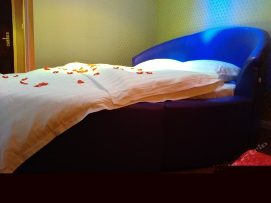 紫色海景电动圆床房