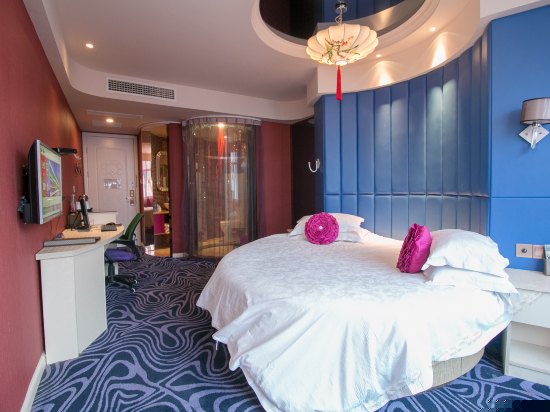 电脑特色圆床房