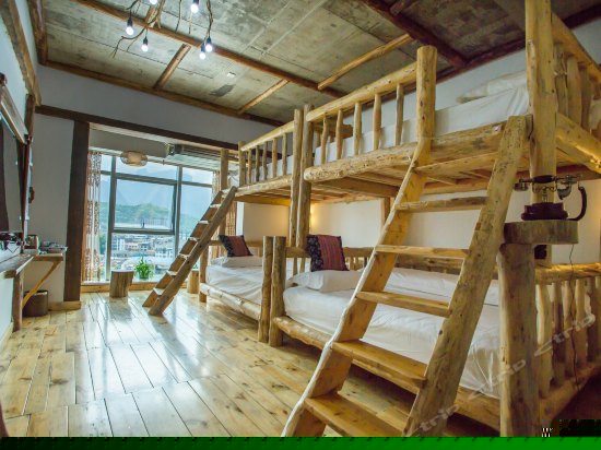 土家阁楼豪华四人间-天门山观景