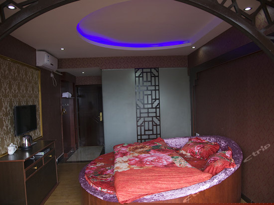 江景蜜月圆床房