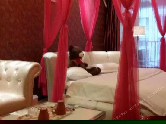 浪漫情侣圆床房