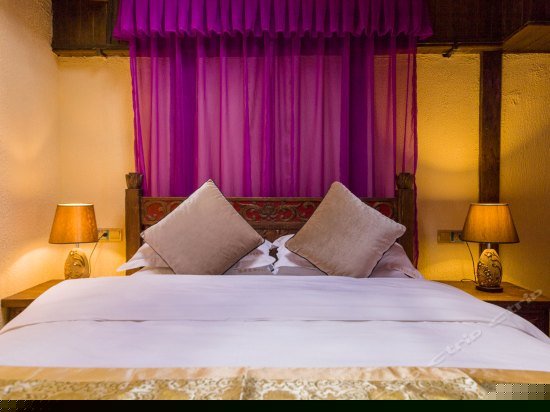 二楼天窗豪华大床房