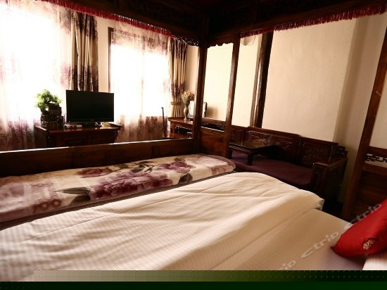 豪华雕花大床房