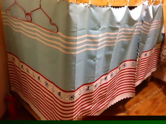 男女混住六人间床位