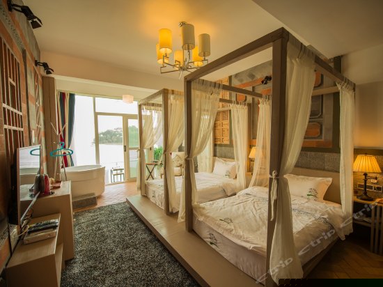 正面180°临水阳台海景标准房