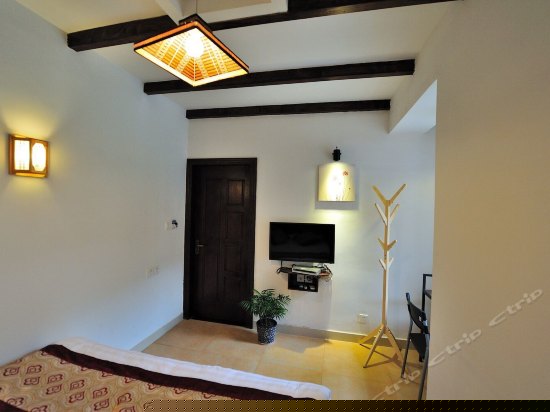 秋枫飞云（欧式大床房)