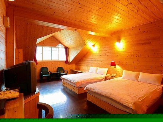 原木窗型四人房