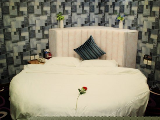 圆床情侣主题房(无窗)