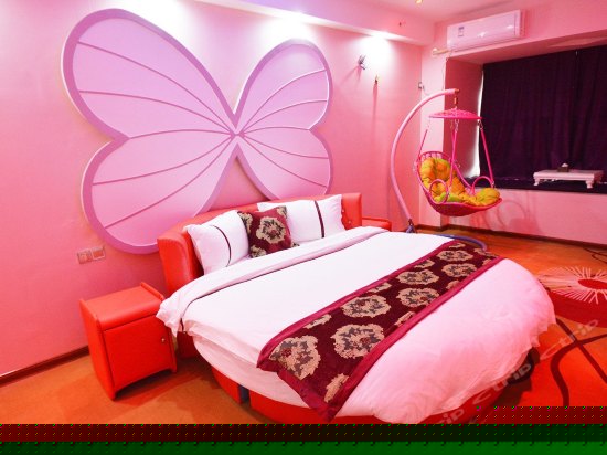 温馨情侣圆床房