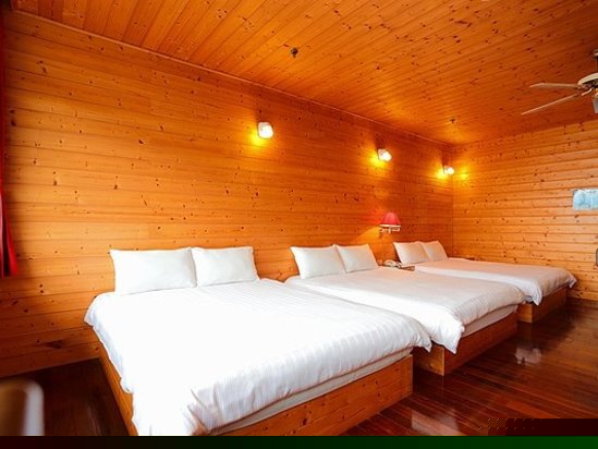 原木窗型六人房