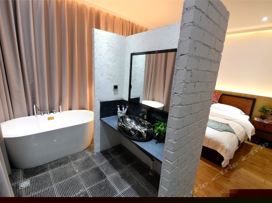 浪漫浴缸大床房