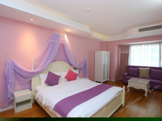 粉色梦幻大床房