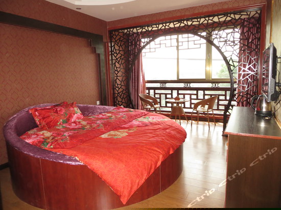 江景蜜月圆床房