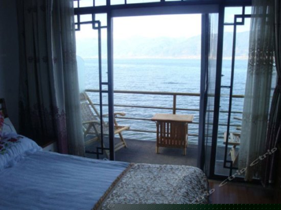 二楼两面临海带阳台海景大床间