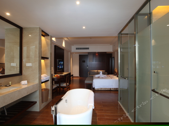 豪华湖景大床房