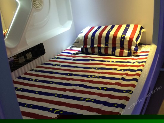 男生四人间单人舱