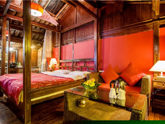 浪漫玫瑰红色蜜月天窗大床房