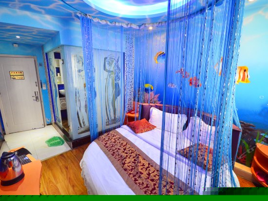 浪漫圆床电脑房