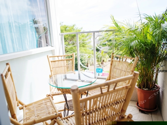 市景阳台四人房