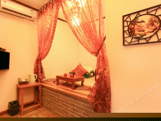 温馨纱幔二人土炕房
