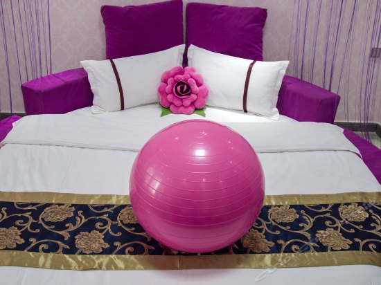 温馨情侣圆床房